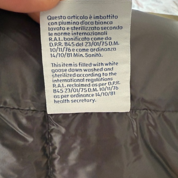 2025 Moncler Maya Sz 6 ! Mint !!!! - Picture 6 of 13